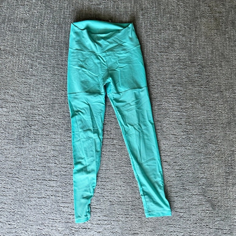 ECHT beautiful Tiffany blue scrunch butt leggings